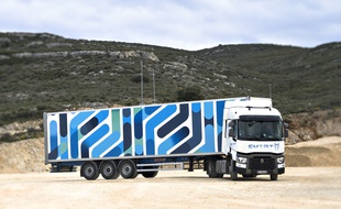 Le camion de l'entreprise SMTRT transformé en oeuvre d'art par l'artiste Erell.