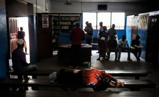 Une femme patiente pour une consultation dans un dispensaire de Monrovia le 29 avril 2016