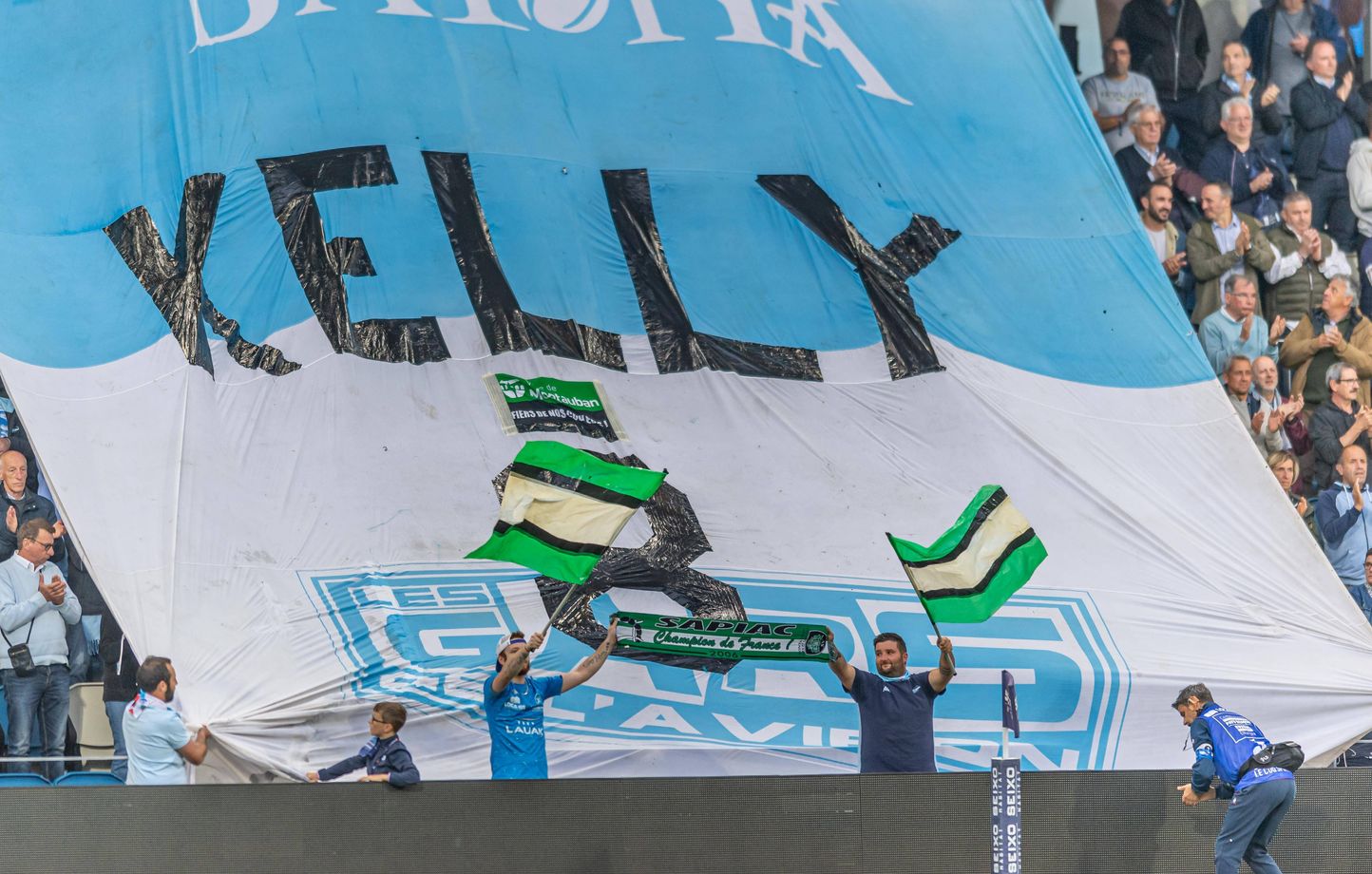 Lors du match de Pro D2 contre Rouen, le 12 mai, le public bayonnais a rendu hommage au joueur de Montauban Kelly Meafua, qui s'était noyé dans le Tarn six jours plus tôt.