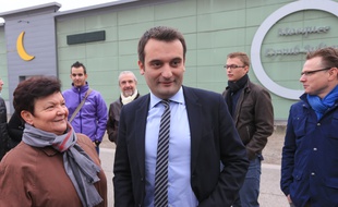 Florian Philippot, devant la mosquée Eeyub Sultant à la Meinau avec des sympathisants