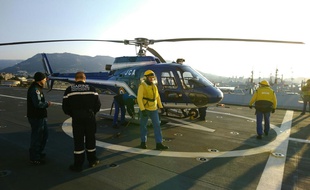 Un hélicoptère de la gendarmerie sur le Dixmude