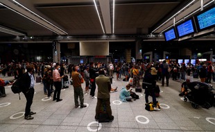 Des voyageurs patientent devant les écrans d'affichage en gare Montparnasse - photo d'illustration