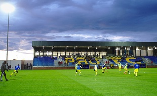 Le tout nouveau stade du Pau FC peut accueillir 1.200 personnes en tribune.