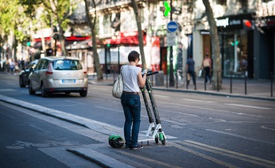 Une utilisatrice de trottinette en libre-service sur la chaussée, le 25 août 2019, à Paris.