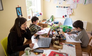 Une femme en télétravail avec la maison avec ses enfants, illustration.