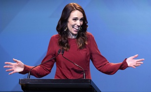 La large victoire du parti travailliste de Jacinda Ardern va lui permettre d'avoir la majorité absolue au Parlement et de gouverner sans coalition.