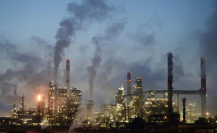 Le pétrole a son plus haut niveau depuis juillet 2015 à 49,69 dollars sur New York Mercantile Exchange (ici la raffinerie du groupe Total à Donges dans l'ouest de la France le 27 mai 2016)