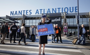 Des manifestants pro-Notre-Dame-des-Landes devant l'aéroport Nantes-Atlantique.