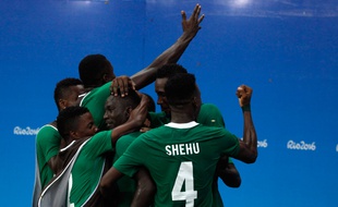 Le Nigeria célèbre un but inscrit contre le Japon le 4 août 2916.