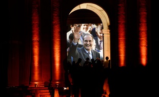 Plusieurs milliers de Français ont salué la mémoire de Jacques Chirac, lors d'une cérémonie populaire aux Invalides, ce dimanche.