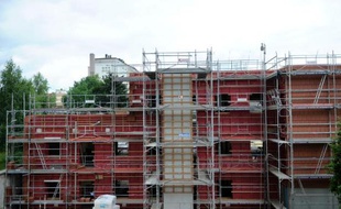 La construction de logements neufs en France a légèrement reculé au troisième trimestre après un faible rebond fin août, et s'inscrit toujours en net repli au cours des douze mois écoulés, avec des perspectives encore sombres.
