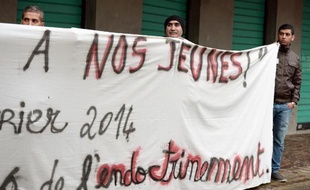 Un collectif d'associations et d'habitants de Strasbourg a organisé samedi un rassemblement contre l'endoctrinement jihadiste, après le départ pour la Syrie d'une douzaine de jeunes de leur quartier, dont deux sont déjà morts.