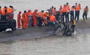 Un survivant du naufrage du navire de croisière "Etoile de l'Orient" est secouru sur le Yangtsé, à Jianli, le 2 juin 2015