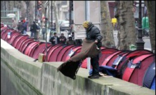 La détresse des sans-abri resurgit en France en ce début d'hiver, sous l'impulsion des Enfants de Don Quichotte, une toute jeune association qui a installé de manière spectaculaire des tentes sur le bord du canal Saint-Martin, à Paris.
