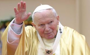 Le pape Jean-Paul II salue les fidèles, le 26 mai 2002, à l'issue d'une messe marquée par des béatifications, sur la place centrale de Plovdiv (Bulgarie)