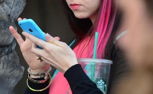 Plusieurs géants de l'internet, dont Google, Facebook et Apple désireux de regagner la confiance de leurs utilisateurs, ont publié lundi le nombre de requêtes secrètes déposées par le renseignement américain, une première depuis les révélations d'Edward Snowden.