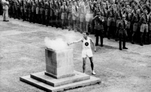 Allumage de la vasque avec la flamme olympique, le 1er août 1936, à Berlin.