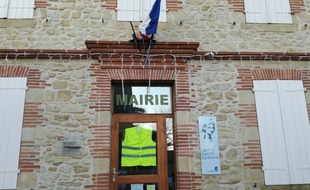 Une petite mairie du Lauragais, près de Toulouse, qui a ouvert un registre.