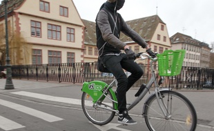 Cycliste sur le pont du Corbeau à Strasbourg. (Illustration)