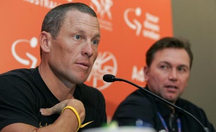 Le coureur américain Lance Armstrong alors sous les couleurs d'Astana, au côté du manager général Johan Bruyneel, le 17 janvier 2009 à Adelaïde, en Australie.