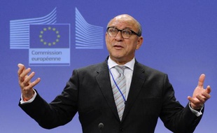 Le coprésident de la Commission internationale Océan Mondial (Com), Trevor Manuel, s'exprime lors d'une conférence de presse le 30 juin 2014 à Bruxelles