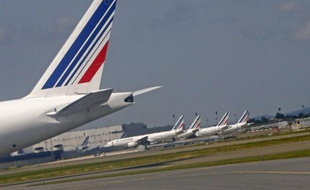 Air France a dénoncé des accords d'entreprises à durée indéterminée régissant l'activité de ses hôtesses et stewards après le rejet d'un projet de gain de productivité, a-t-on appris lundi auprès de la direction et de syndicats, une dénonciation qui n'aura pas d'effet immédiat.
