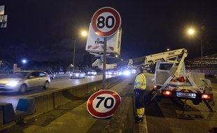 Les panneaux de vitesse maximale ont commencé à être changé le 7 janvier 2014 sur le périphérique parisien.