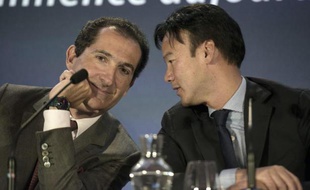 Le président du groupe Altice Patrick Drahi (g) et Dexter Goei (d), son directeur général, le 7 avril 2014 à Paris