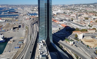 La vue sur les quartiers Nord de Marseille, qui concentrent le plus grand nombre de logements sociaux de la ville.
