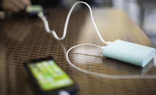 En fonction de leur capacité, les batteries externes permettent de recharger simultanément un à plusieurs téléphones portables, voire des tablettes et des ordinateurs.