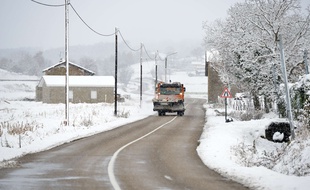 Une déneigeuse entre en action dans l'Isère.