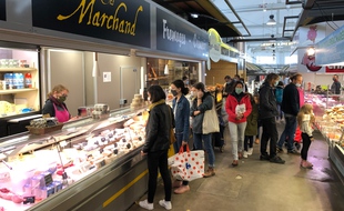 Dans les allées du marché de Talensac à Nantes.