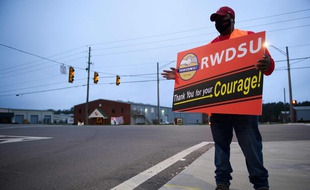 Le 27 mars 2021, un employé d'Amazon fait campagne pour la création d'un syndicat à Bessemer en Alabama.