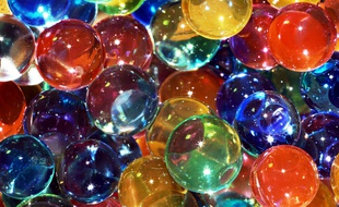 Des perles d'eau décoratives (illustration).