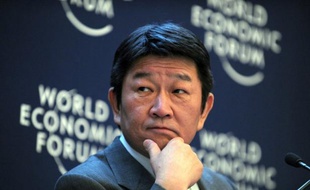 Le ministre japonais de l'Industrie a jugé mardi impossible de prévoir le nombre de réacteurs nucléaires qui pourraient être remis en exploitation au Japon d'ici à la fin de l'année, alors que le patron d'Areva a calculé qu'une demi-douzaine pourraient fonctionner d'ici là.