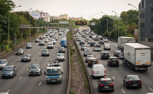 Le 23 juillet 2018, à Paris. Un embouteillage sur le boulevard périphérique parisien.