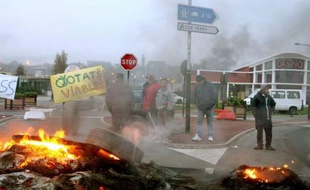 Des pêcheurs bloquent partiellement les accès terrestres au port de Boulogne-sur-Mer, le 14 avril 2009 , pour protester contre la faiblesse des quotas de prises autorisées.
