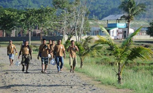 Des prisonniers marchent sans escorte jusqu'à leur lieu de travail à Puerto Princeso, sur l'île de Palawan, le 6 juin 2014