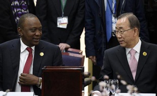 Le président kenyan Uhuru Kenyatta et le secrétaire général de l'Onu Ban Ki-moon lors de la conférence internationale sur les catastrophes naturelles le 14 mars 2014 à Sendai au Japon