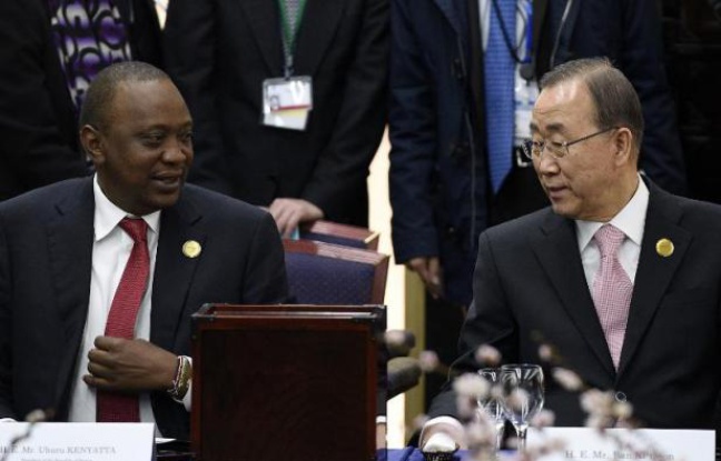 Le président kenyan Uhuru Kenyatta et le secrétaire général de l'Onu Ban Ki-moon lors de la conférence internationale sur les catastrophes naturelles le 14 mars 2014 à Sendai au Japon