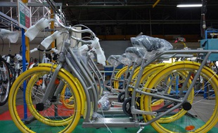 Le vélo Pibal de Starck sur la chaîne de montage du fabricant Peugeot