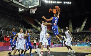 Le Français Nicolas Batum, contre la Grande-Bretagne, le 16 août 2011, à Londres.