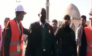 Les forces de sécurité syriennes ont tiré jeudi sur des manifestants à Douma, blessant vingt d'entre eux, alors que les observateurs arabes sont arrivés dans cette ville proche de Damas.
