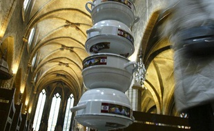 Une colonne de casseroles de 7 mètres de haut réalisée par l'artiste camerounais Pascale Marthine Tayou est exposée dans l'église lyonnaise Saint-Bonaventure