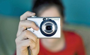 La jeune femme a pris les cambrioleurs en photo.