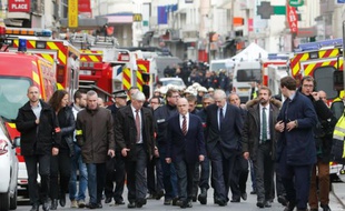 Le ministre de l'Intérieur Bernard Cazeneuve arrive à Saint-Denis à l'issue d'une opération antiterroriste en lien avec les attentats de Paris, le 18 novembre 2015