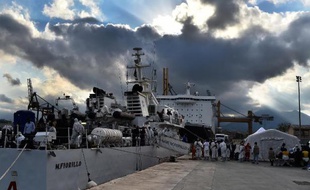 Des migrants clandestins débarquent dans le port de Palerme après avoir été sauvés par les gardes-côtes du "Fiorillo", qui participent à l'opération Mare Nostrum, le 20 octobre 2014