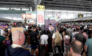 Des passagers attendent à l'aéroprt Suvarnabhumi à Bangkok, le 28 février 2019. Plusieurs dizaines de vols ont été annulés après la fermeture de l'espace aérien pakistanais.