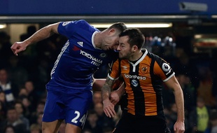 Le choc entre Gary Cahill et Ryan Mason (à droite) lors de Chelsea-Hull le 22 janvier 2017.