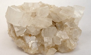 La magnésite est une espèce minérale composée de carbonate de magnésium.
